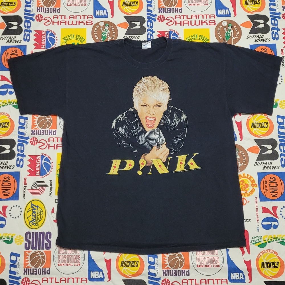 2009 Pink Funhouse tour t shirt